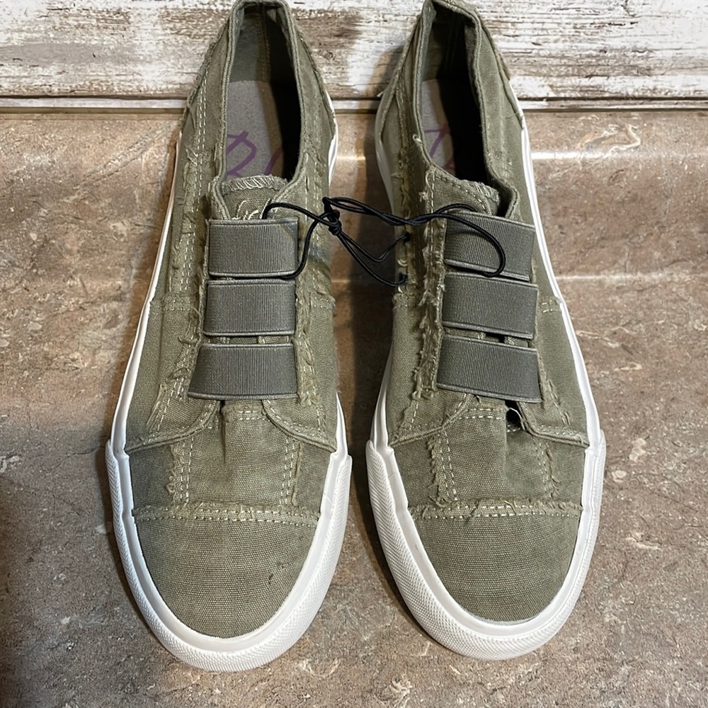 Women’s nice size 8 Blowfish slip on shoes
